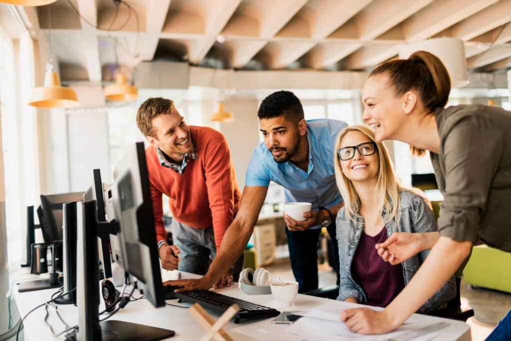 Gruppe von Mitarbeitern in einer Social Media Agentur bei der kreativen Zusammenarbeit und Strategieentwicklung