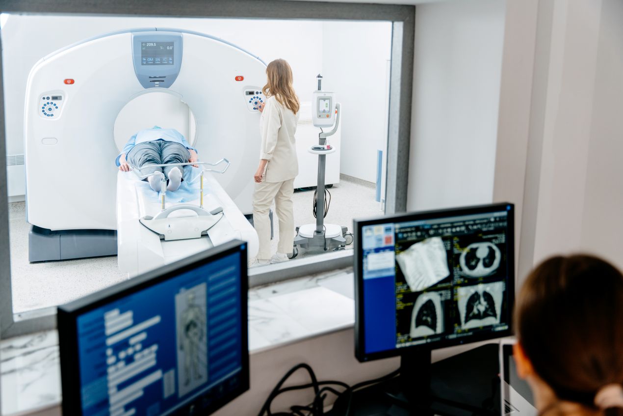 Patient bei einer MRT-Untersuchung, betreut von medizinischem Personal – moderne Technik in der Radiologie Duesseldorf