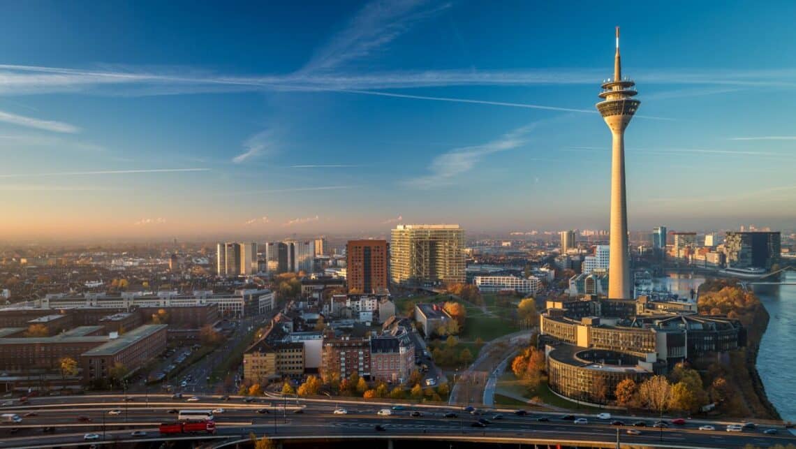 Blick auf die Skyline mit Rheinturm bei Sonnenaufgang – Standortvorteile fuer die Radiologie Duesseldorf