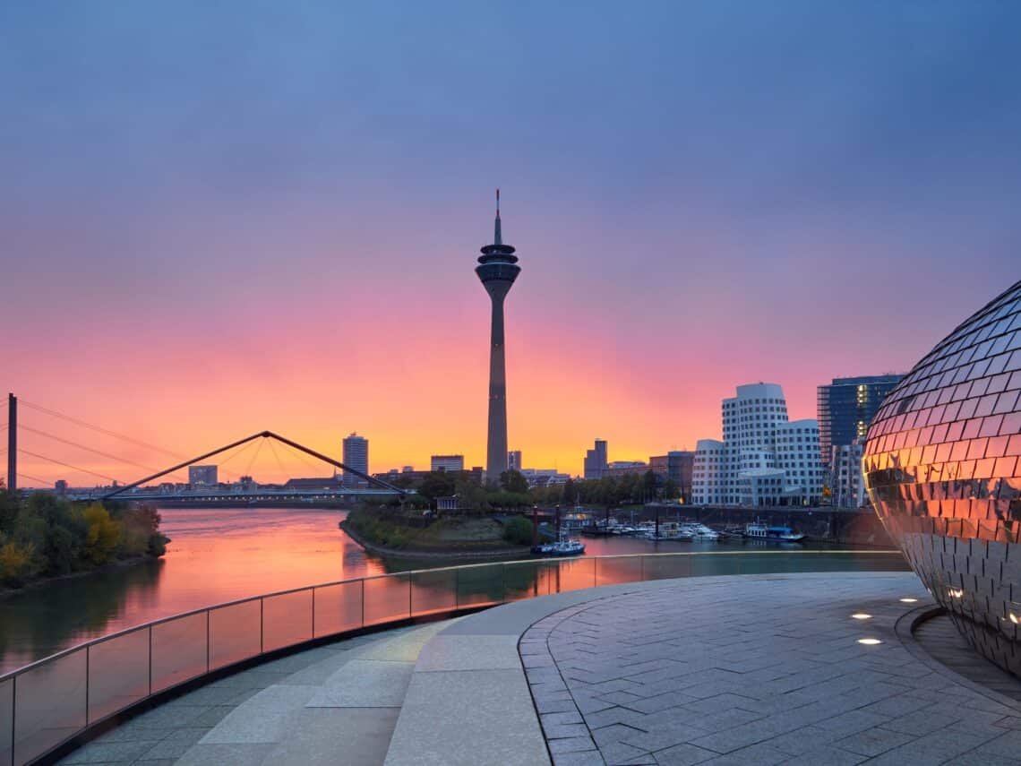 Die Stadt Duesseldorf_in_der_nacht_finsternis_am_rhein.