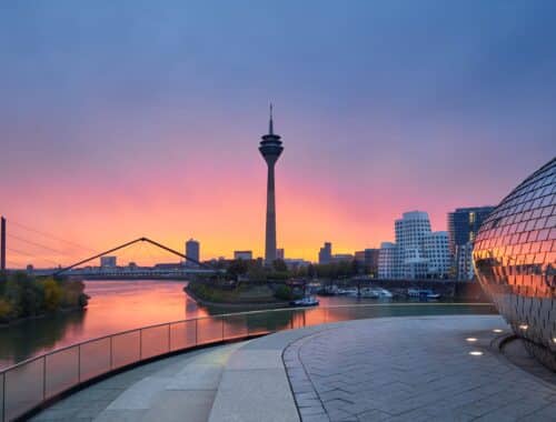 Die Stadt Duesseldorf_in_der_nacht_finsternis_am_rhein.