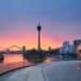 Die Stadt Duesseldorf_in_der_nacht_finsternis_am_rhein.