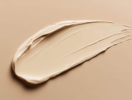 jane iredale foundation textur auf hautfarbenem hintergrund in detailaufnahme