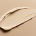 jane iredale foundation textur auf hautfarbenem hintergrund in detailaufnahme