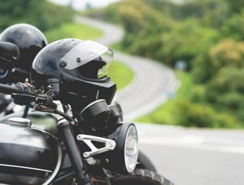 Motorradhelm auf Lenker vor Kurve | Dainese