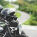 Motorradhelm auf Lenker vor Kurve | Dainese