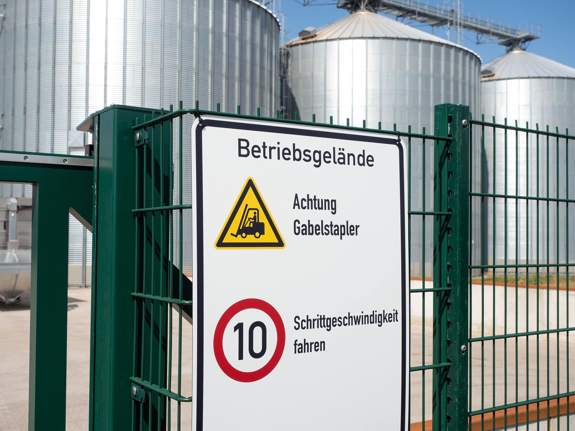 Warnschild Gabelstapler auf Betriebsgelände | Fahrzeugbeleuchtung