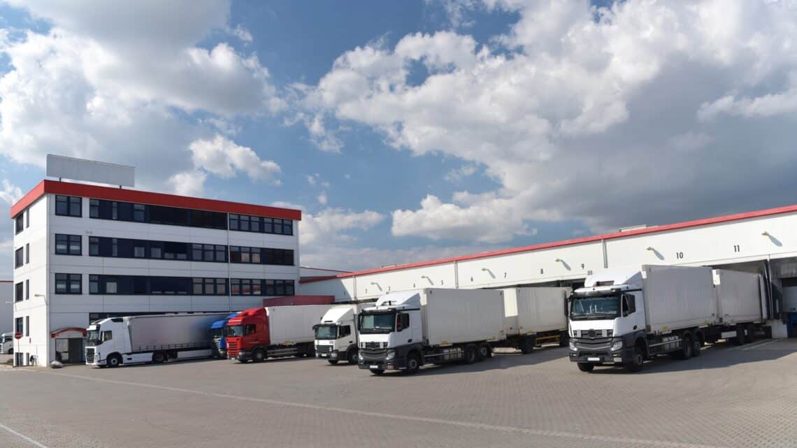 Lkw an Verladerampen im Hofbereich | Fahrzeugbeleuchtung
