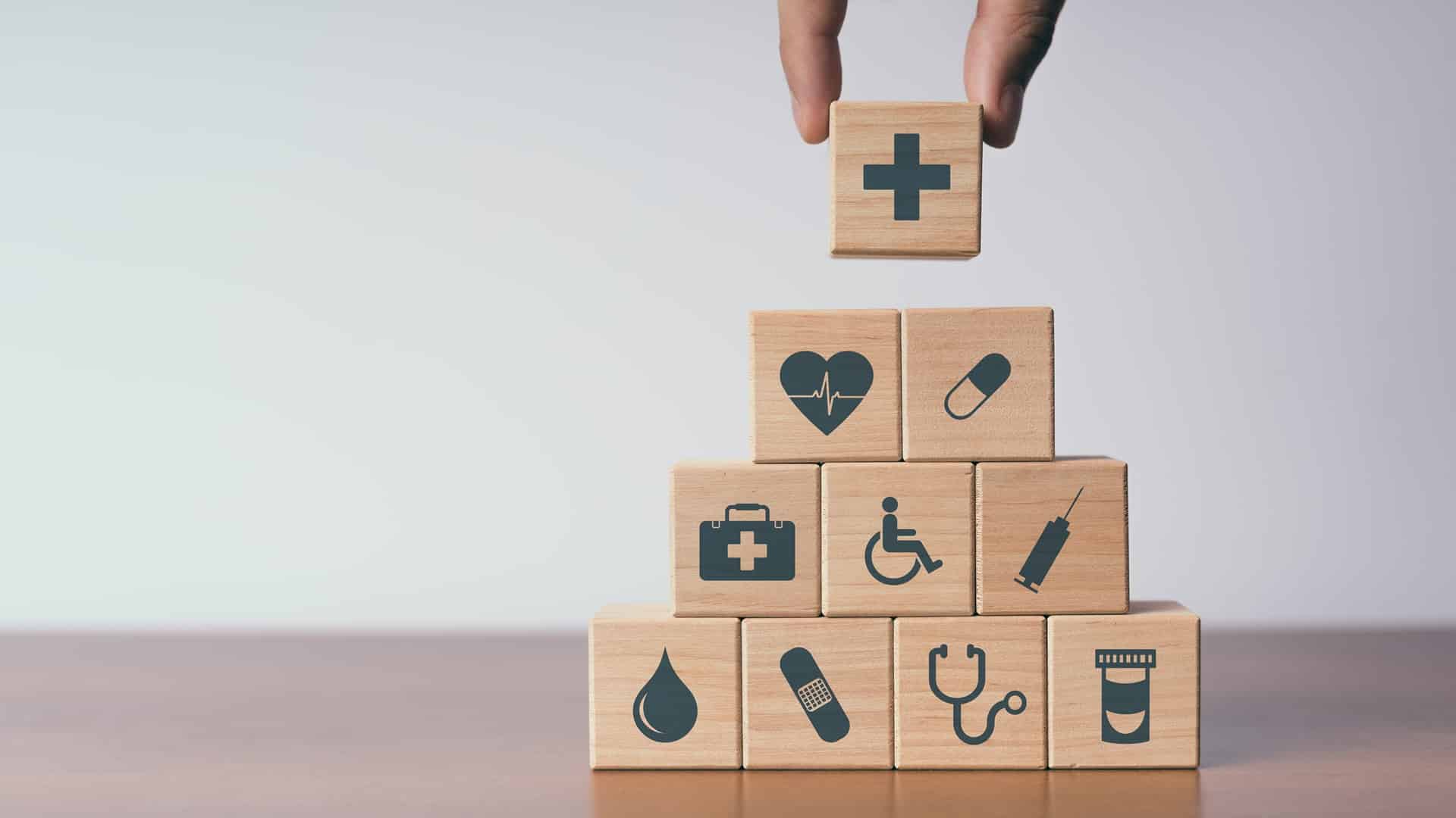 Holzwuerfel mit Gesundheitssymbolen | Q10 Ubiquinol