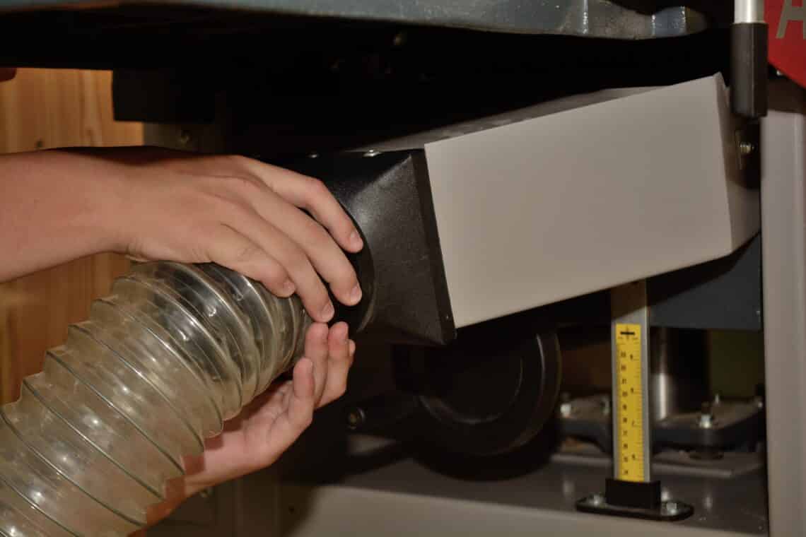 Hände befestigen flexiblen Absaugschlauch | Lötrauchabsaugung