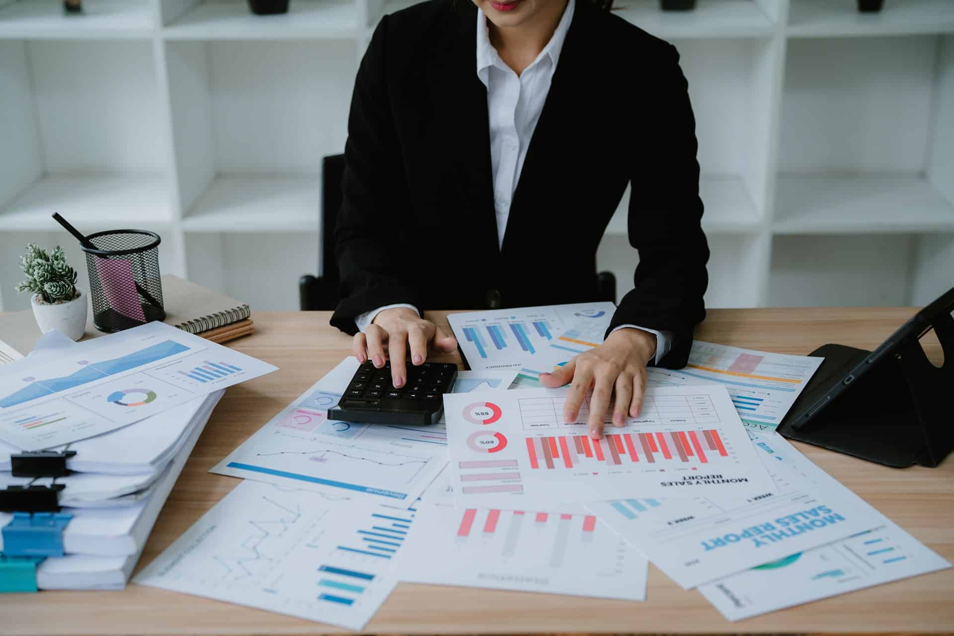 Finanzanalyse mit Diagrammen am Arbeitsplatz | Wärmepumpe Leipzig