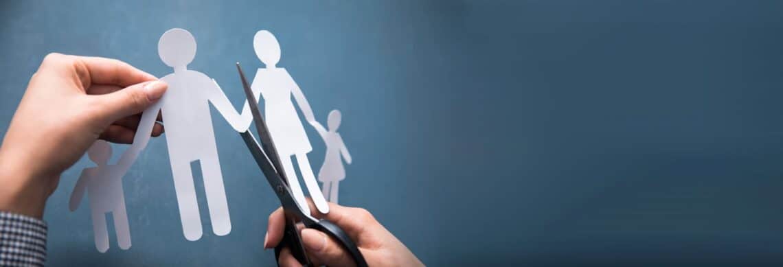 Getrennte Papierfamilie mit Schere