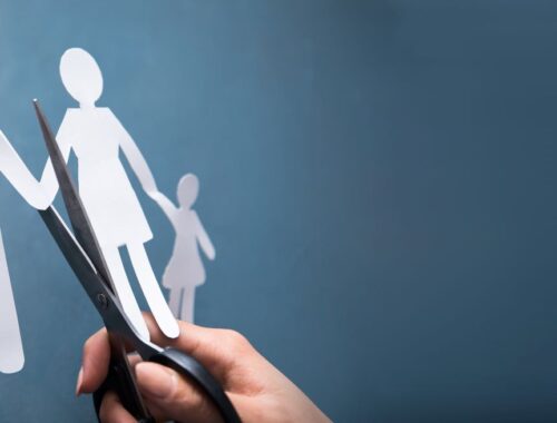 Getrennte Papierfamilie mit Schere