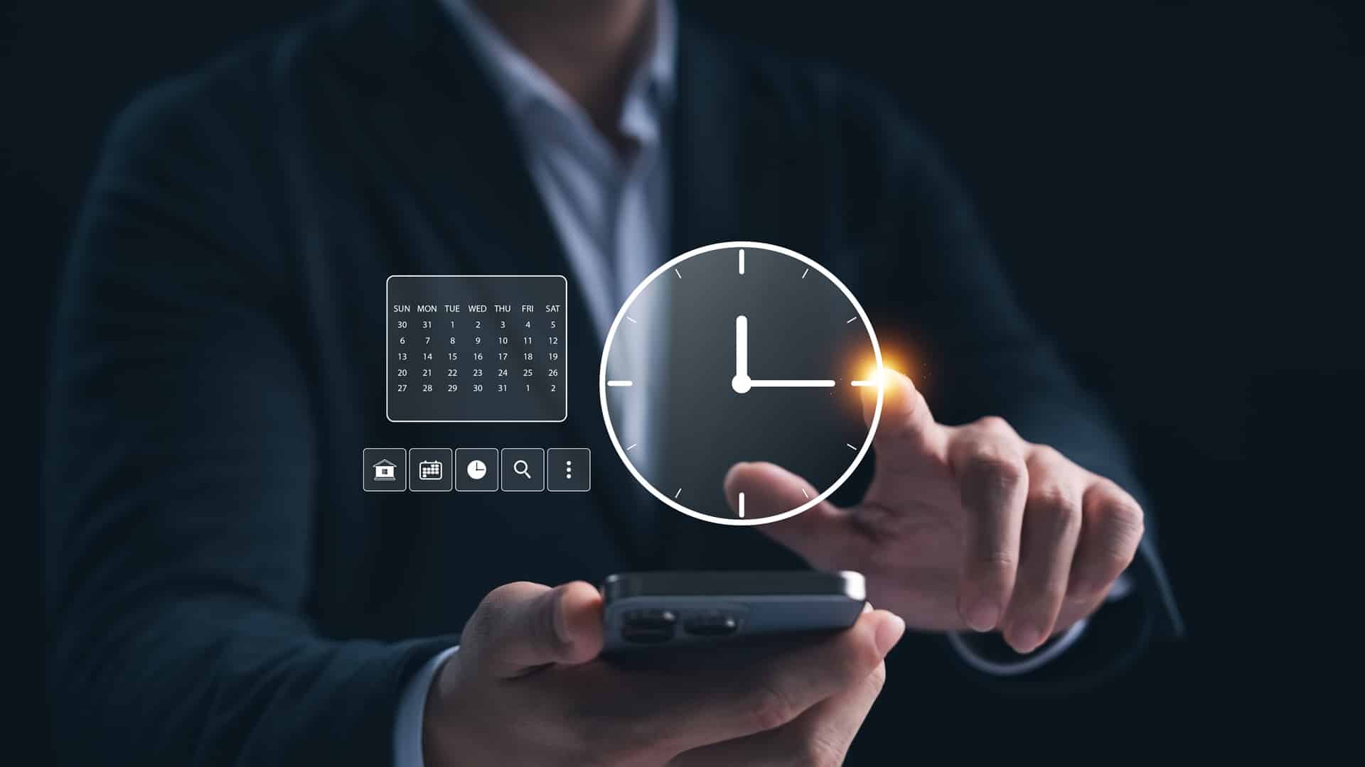 Geschäftsmann nutzt Smartphone mit digitaler Uhr | Arbeitsrecht Tauberbischofsheim