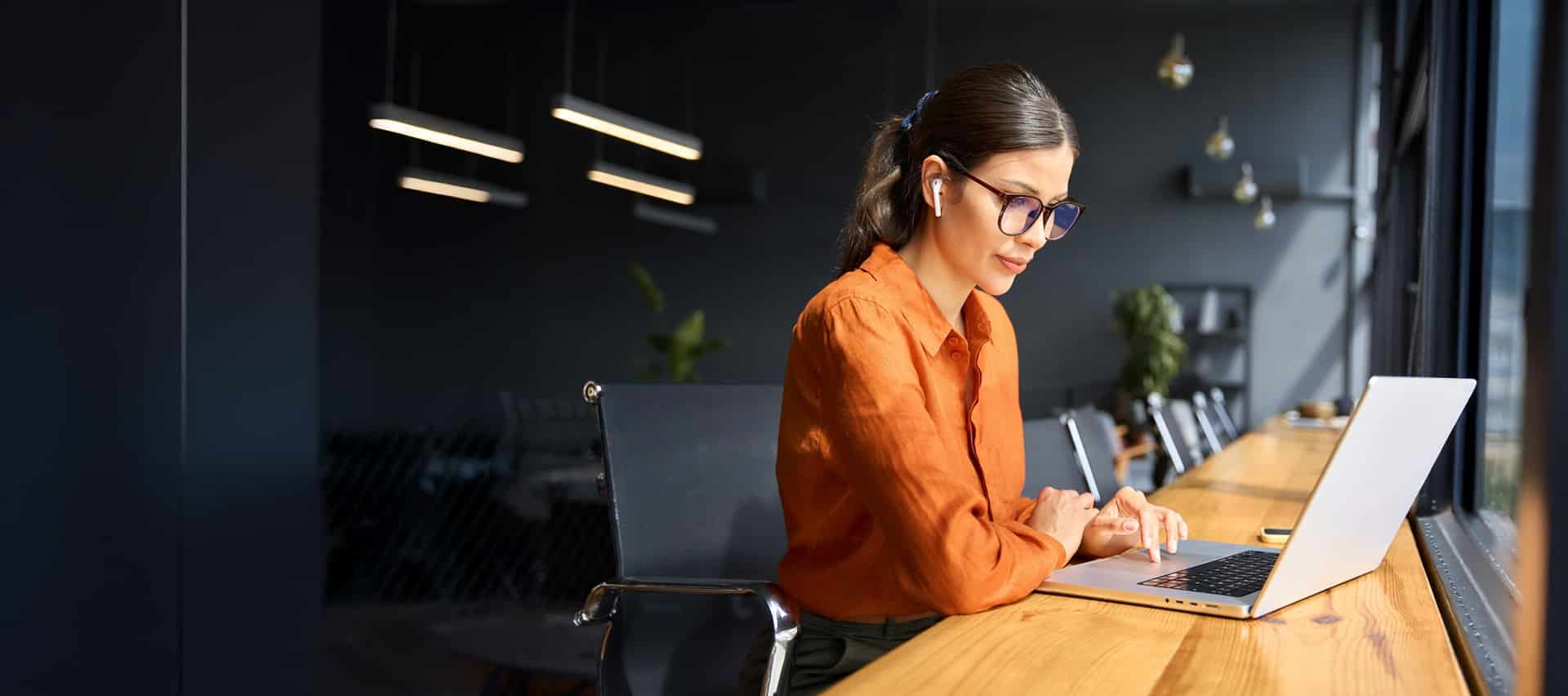 Frau arbeitet konzentriert am Laptop | Compliance Training E-Learning