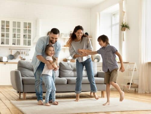 Familie spielt im Wohnzimmer | Sitzbank vor dem Bett