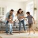 Familie spielt im Wohnzimmer | Sitzbank vor dem Bett