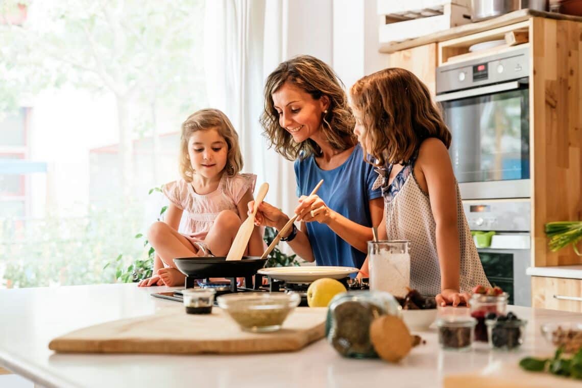 Mutter kocht mit Kindern in Küche | Entkalkungsanlage
