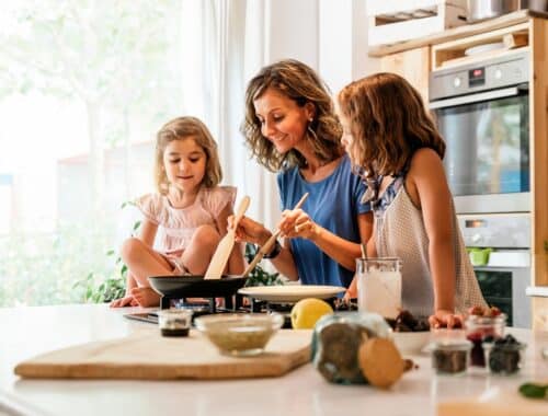 Mutter kocht mit Kindern in Küche | Entkalkungsanlage