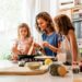 Mutter kocht mit Kindern in Küche | Entkalkungsanlage