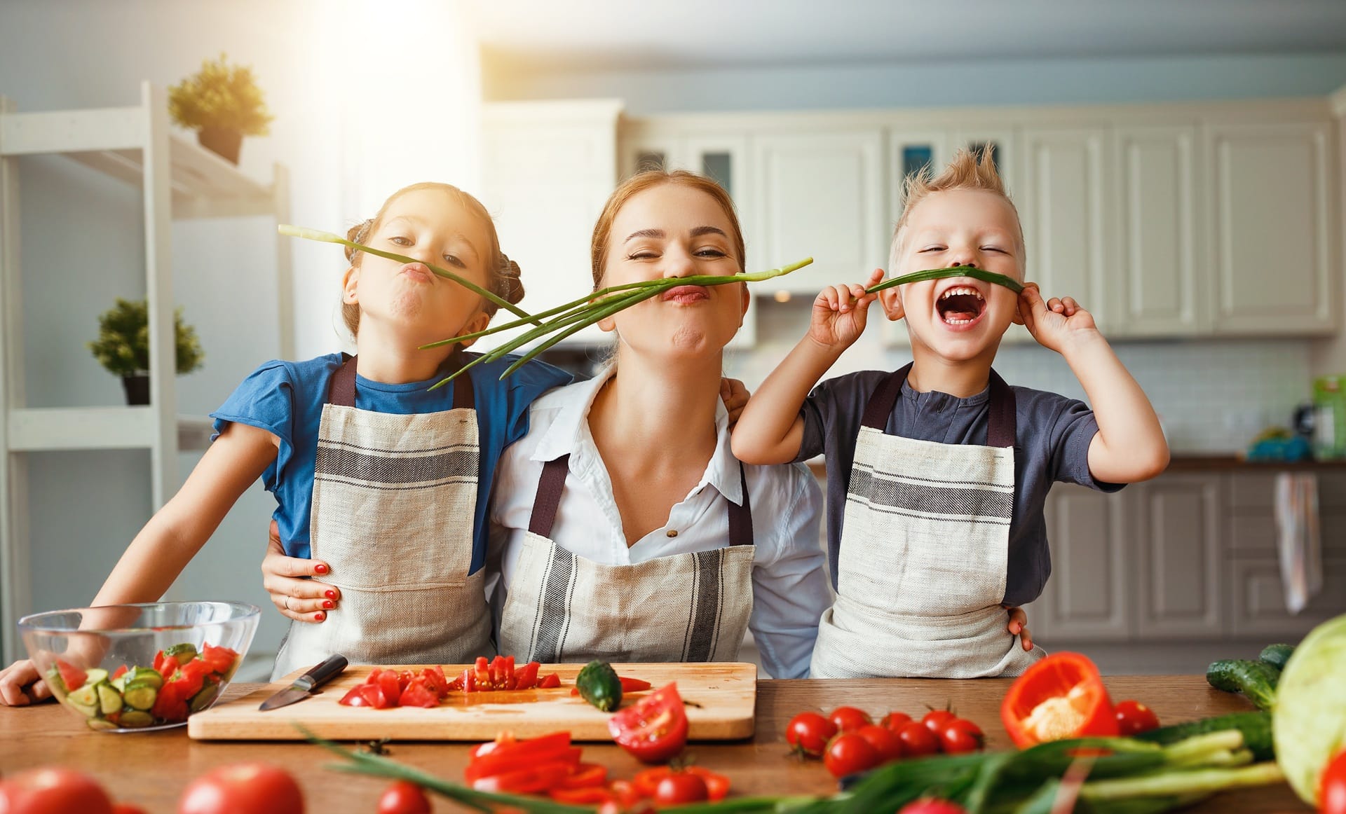 Kinder und Mutter mit frischem Gemüse am Tisch | Entkalkungsanlage