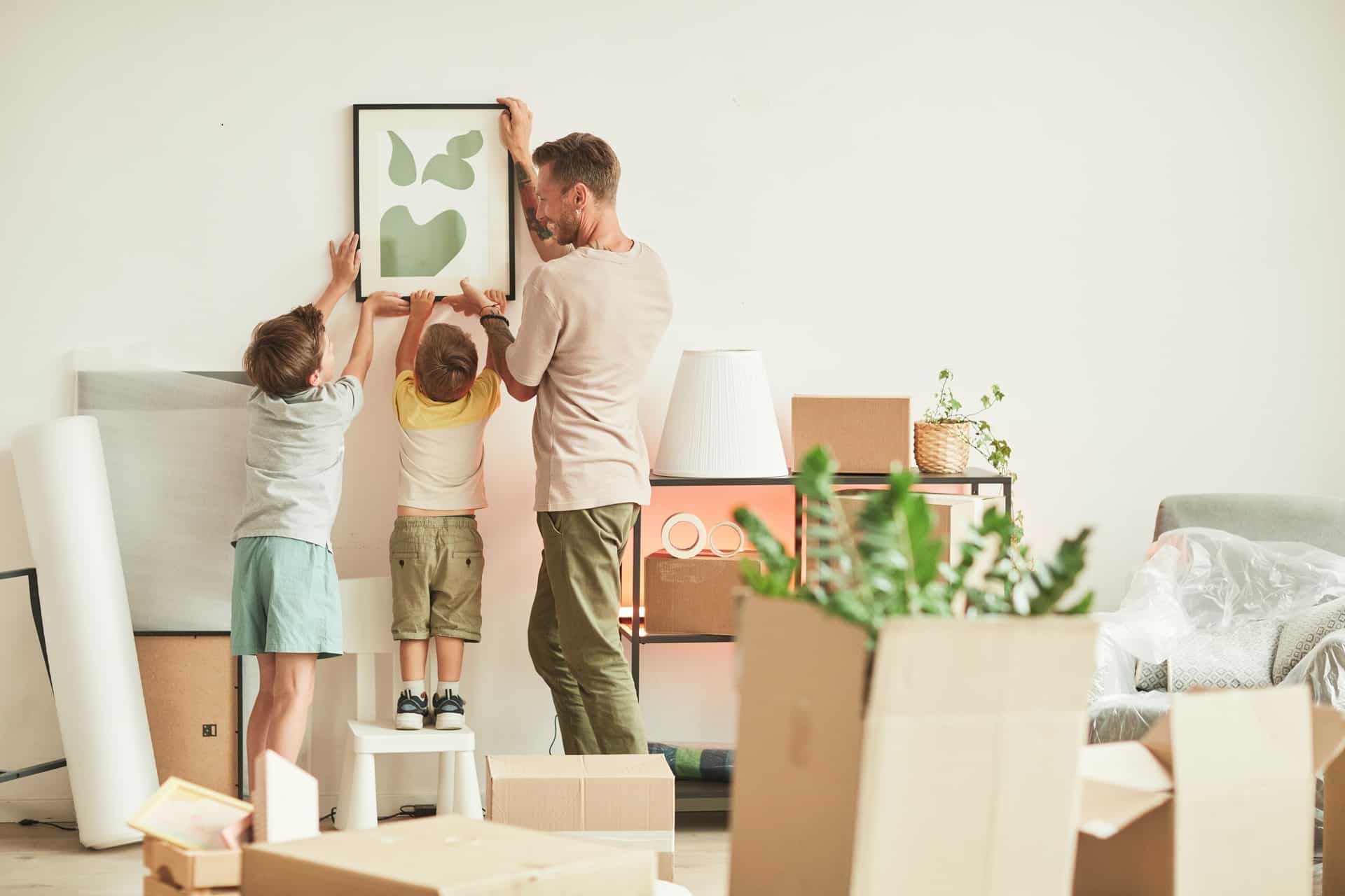 Bildaufhängung beim Einzug mit Kindern | Sitzbank vor dem Bett