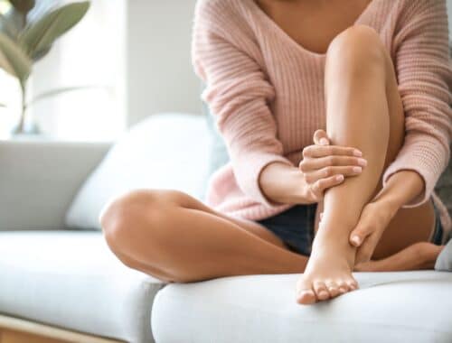 Junge Frau mit schönen Beinen zu Hause