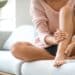 Junge Frau mit schönen Beinen zu Hause