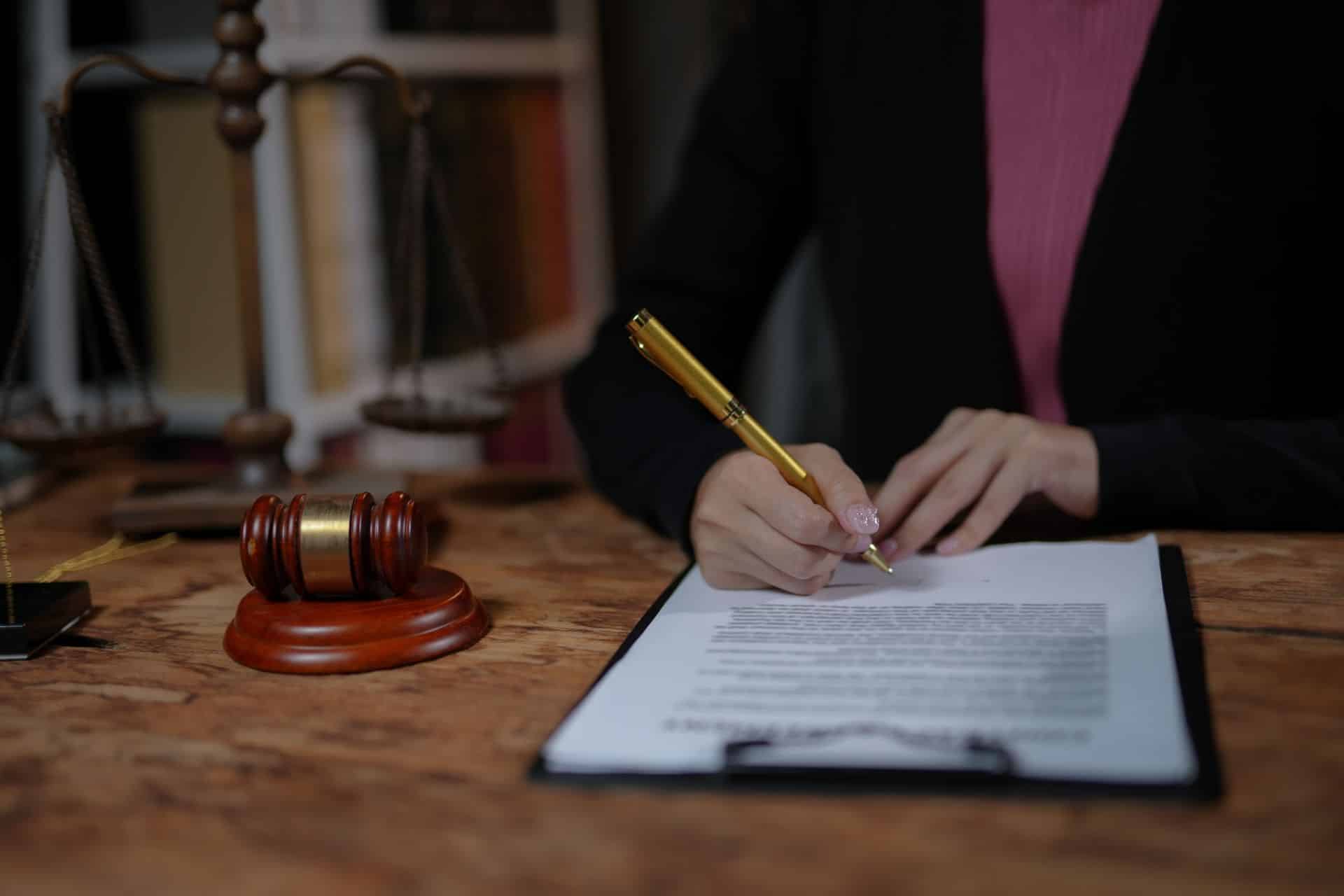 Anwalt überprüft Fristen und Unterlagen zur Revision im Strafrecht