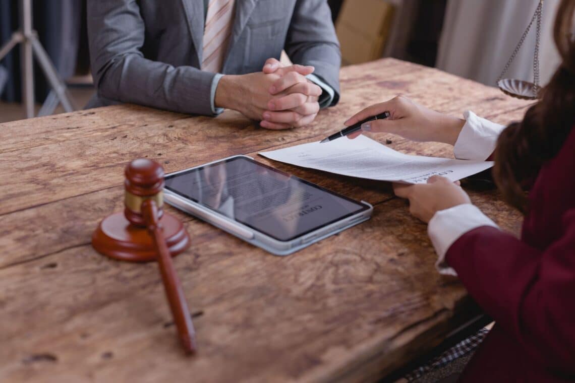 Anwalt und Mandant besprechen juristische Dokumente zur Revision im Strafrecht