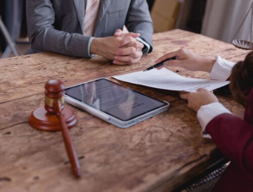 Anwalt und Mandant besprechen juristische Dokumente zur Revision im Strafrecht